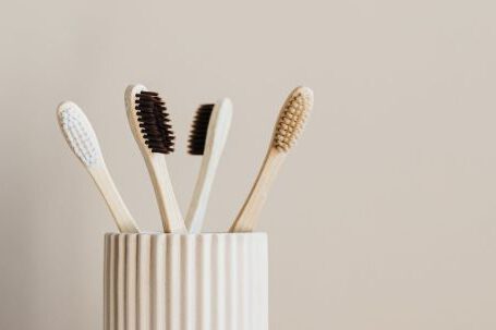 Sustainable Decor - Set of natural wooden toothbrushes in white holder