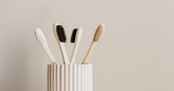 Sustainable Decor - Set of natural wooden toothbrushes in white holder